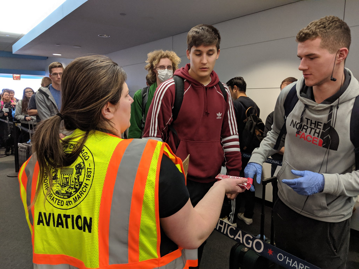 Chờ sàng lọc virus corona, dân Mỹ về nước ‘kẹt cứng’ ở sân bay - 5