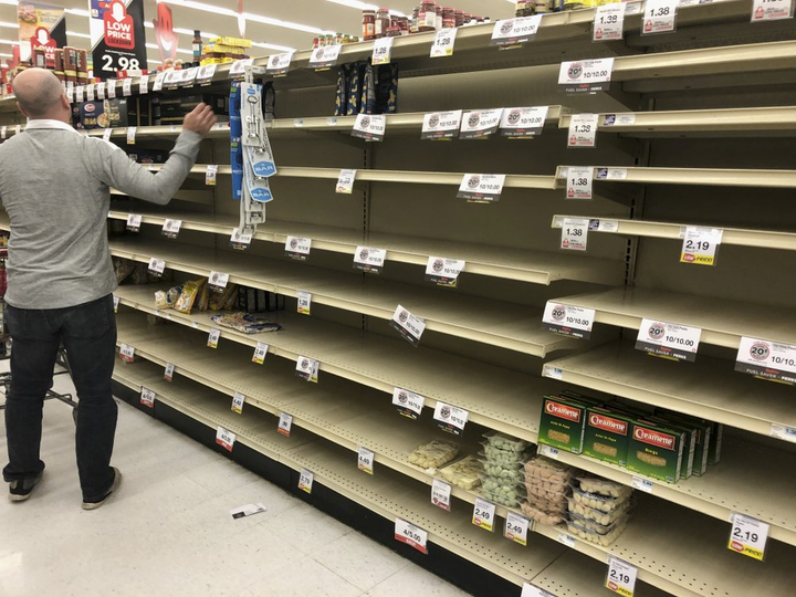 Chờ sàng lọc virus corona, dân Mỹ về nước ‘kẹt cứng’ ở sân bay - 9