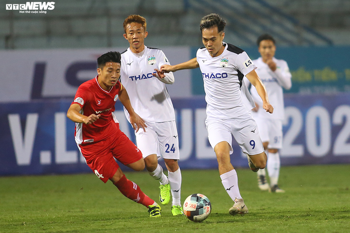 Văn Toàn bứt tốc 'xé gió', Bùi Tiến Dũng, Quế Ngọc Hải vất vả theo sau - 2