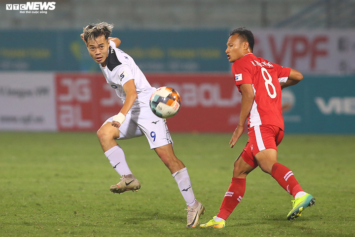 Văn Toàn bứt tốc 'xé gió', Bùi Tiến Dũng, Quế Ngọc Hải vất vả theo sau - 1