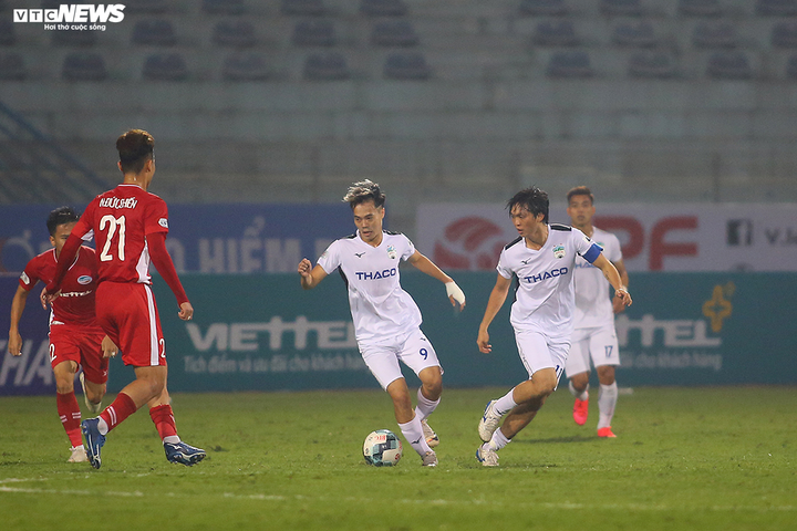 Văn Toàn bứt tốc 'xé gió', Bùi Tiến Dũng, Quế Ngọc Hải vất vả theo sau - 8