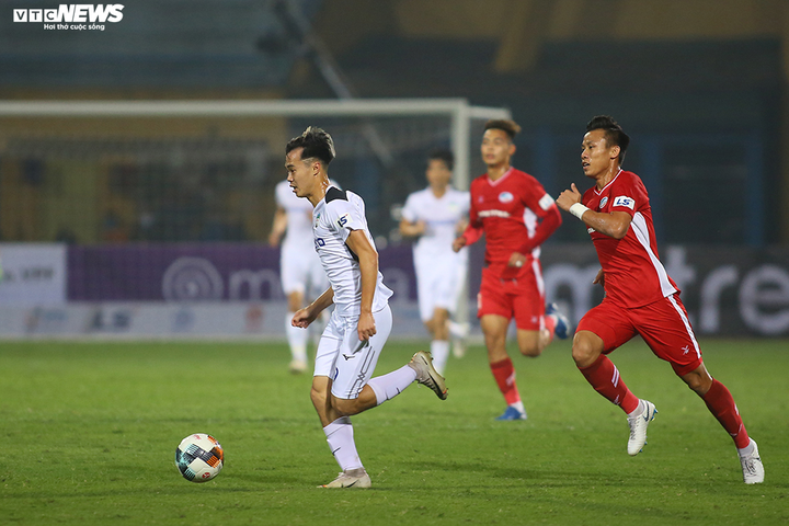 Văn Toàn bứt tốc 'xé gió', Bùi Tiến Dũng, Quế Ngọc Hải vất vả theo sau - 3