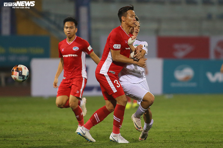 Văn Toàn bứt tốc 'xé gió', Bùi Tiến Dũng, Quế Ngọc Hải vất vả theo sau - 5