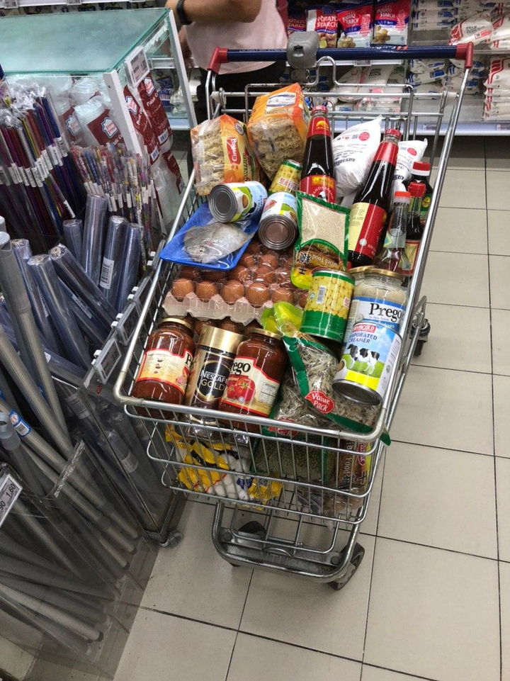 Ảnh: Malaysia sắp phong tỏa đất nước, dân Singapore đổ xô tích trữ nhu yếu phẩm - 10