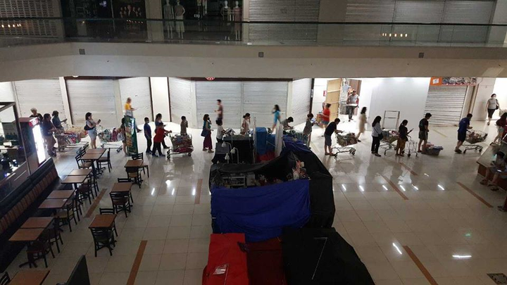 Ảnh: Malaysia sắp phong tỏa đất nước, dân Singapore đổ xô tích trữ nhu yếu phẩm - 6