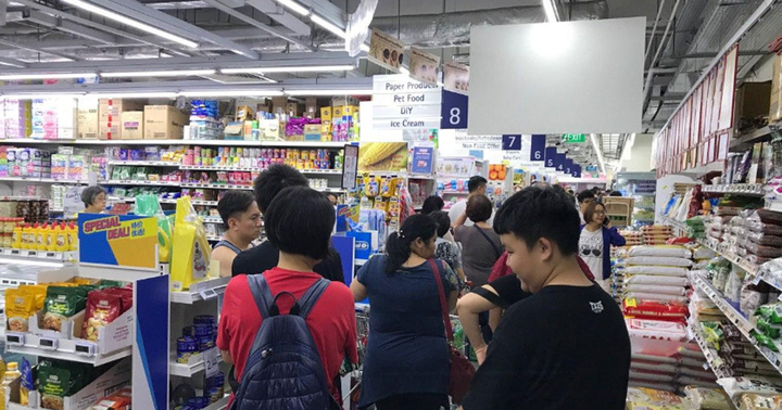 Ảnh: Malaysia sắp phong tỏa đất nước, dân Singapore đổ xô tích trữ nhu yếu phẩm - 1