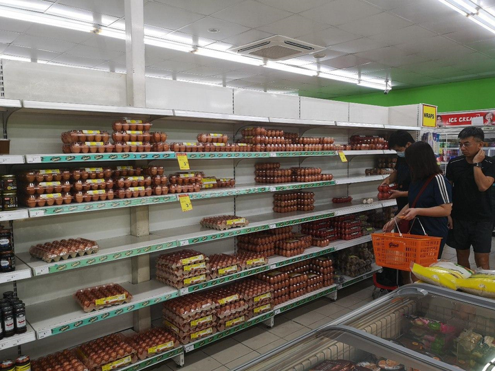 Ảnh: Malaysia sắp phong tỏa đất nước, dân Singapore đổ xô tích trữ nhu yếu phẩm - 4