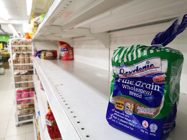 Ảnh: Malaysia sắp phong tỏa đất nước, dân Singapore đổ xô tích trữ nhu yếu phẩm - 5