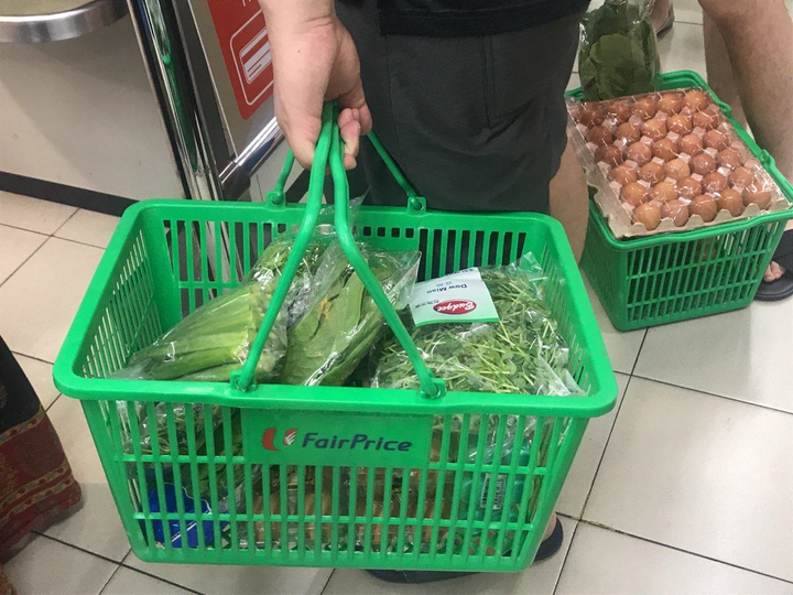 Ảnh: Malaysia sắp phong tỏa đất nước, dân Singapore đổ xô tích trữ nhu yếu phẩm - 8