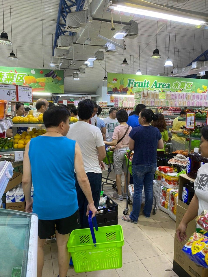 Ảnh: Malaysia sắp phong tỏa đất nước, dân Singapore đổ xô tích trữ nhu yếu phẩm - 7