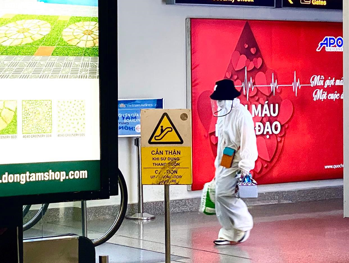 Ảnh: Khách nước ngoài chấp hành quy định đeo khẩu trang ở Tân Sơn Nhất - 9