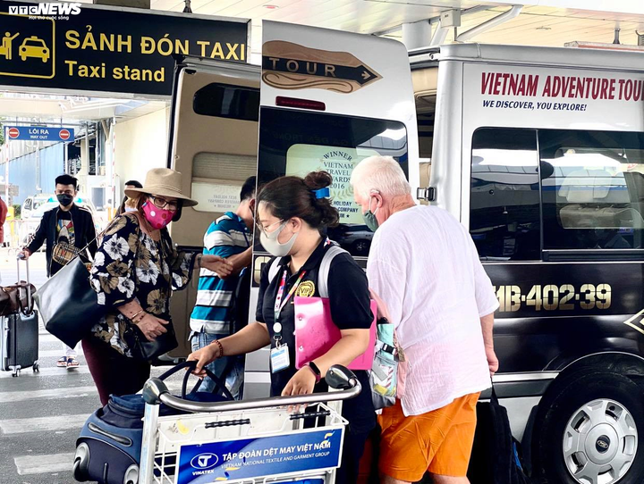 Ảnh: Khách nước ngoài chấp hành quy định đeo khẩu trang ở Tân Sơn Nhất - 10