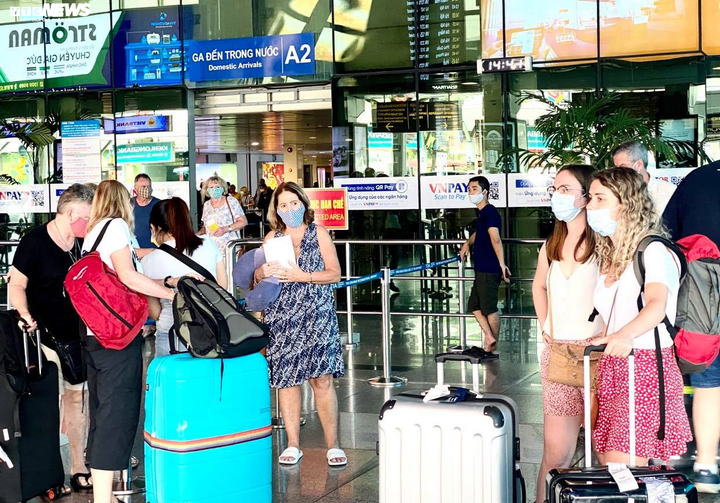 Ảnh: Khách nước ngoài chấp hành quy định đeo khẩu trang ở Tân Sơn Nhất - 7