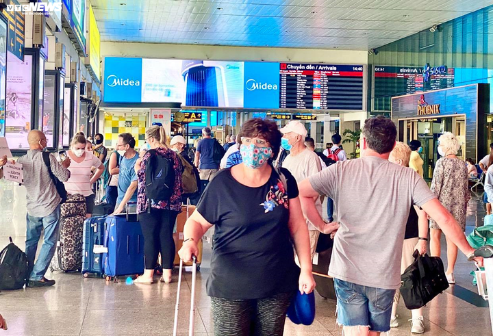 Ảnh: Khách nước ngoài chấp hành quy định đeo khẩu trang ở Tân Sơn Nhất - 6