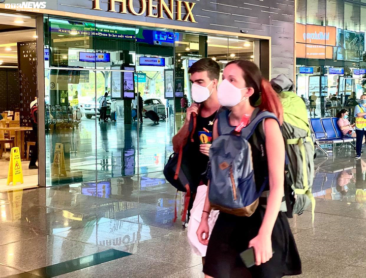 Ảnh: Khách nước ngoài chấp hành quy định đeo khẩu trang ở Tân Sơn Nhất - 5