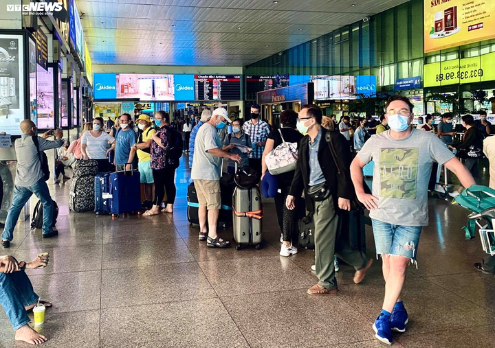 Ảnh: Khách nước ngoài chấp hành quy định đeo khẩu trang ở Tân Sơn Nhất - 8
