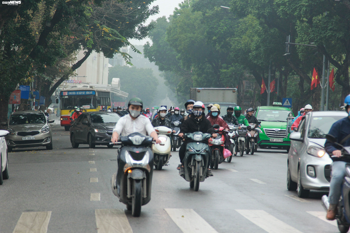 Ảnh: Phớt lờ yêu cầu, khách Tây không đeo khẩu trang vẫn vô tư dạo phố Hà Nội - 1