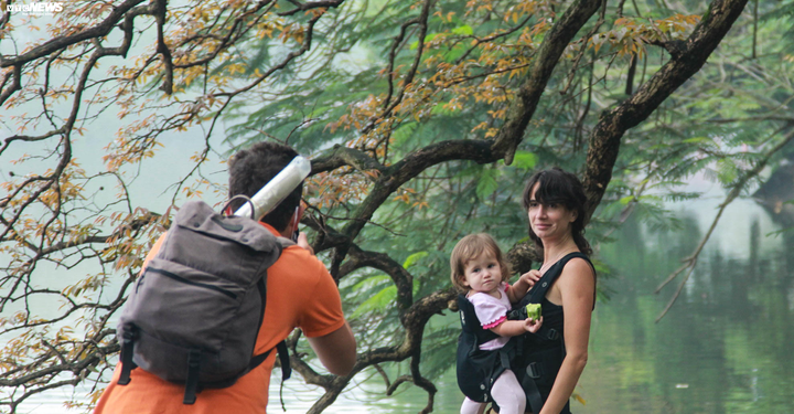 Ảnh: Phớt lờ yêu cầu, khách Tây không đeo khẩu trang vẫn vô tư dạo phố Hà Nội - 2