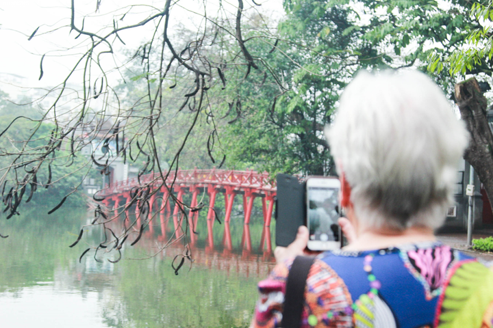 Ảnh: Phớt lờ yêu cầu, khách Tây không đeo khẩu trang vẫn vô tư dạo phố Hà Nội - 3