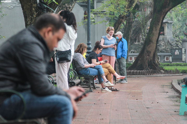 Ảnh: Phớt lờ yêu cầu, khách Tây không đeo khẩu trang vẫn vô tư dạo phố Hà Nội - 4