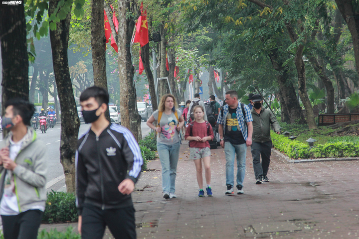 Ảnh: Phớt lờ yêu cầu, khách Tây không đeo khẩu trang vẫn vô tư dạo phố Hà Nội - 6