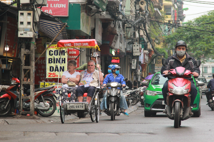 Ảnh: Phớt lờ yêu cầu, khách Tây không đeo khẩu trang vẫn vô tư dạo phố Hà Nội - 7