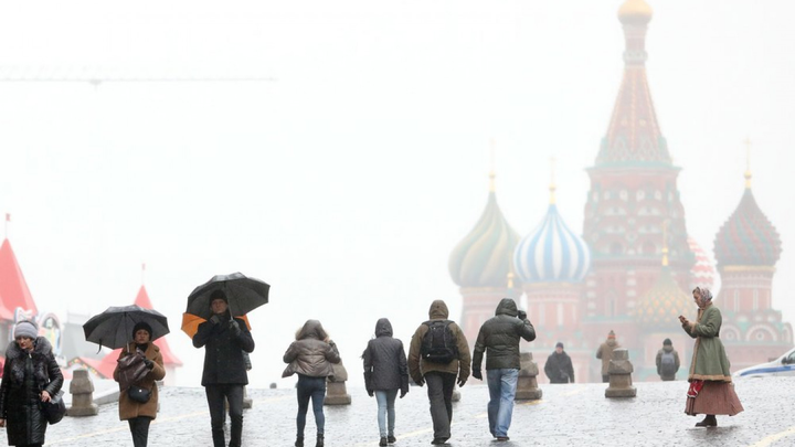 Covid-19: Nga hạn chế người nước ngoài nhập cảnh, huỷ tất cả sự kiện thể thao - 1