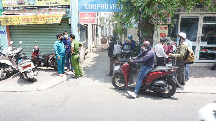 TP.HCM phong tỏa 6 hộ dân trong hẻm có người nghi nhiễm virus corona - 1