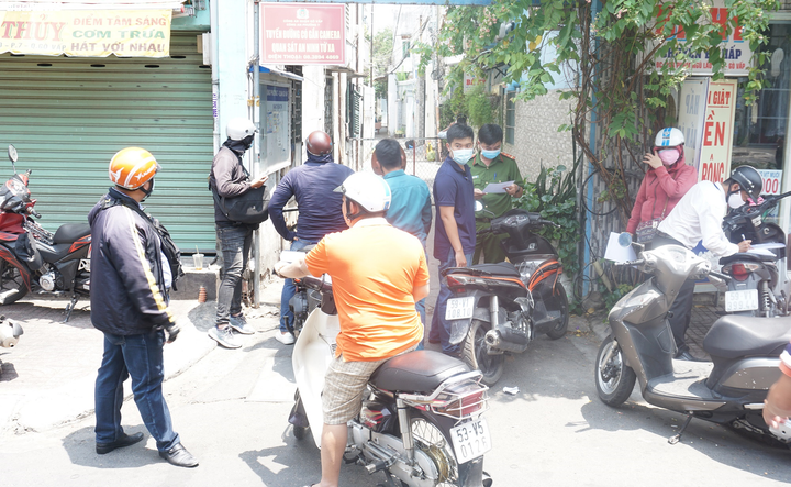 TP.HCM phong tỏa 6 hộ dân trong hẻm có người nghi nhiễm virus corona - 3