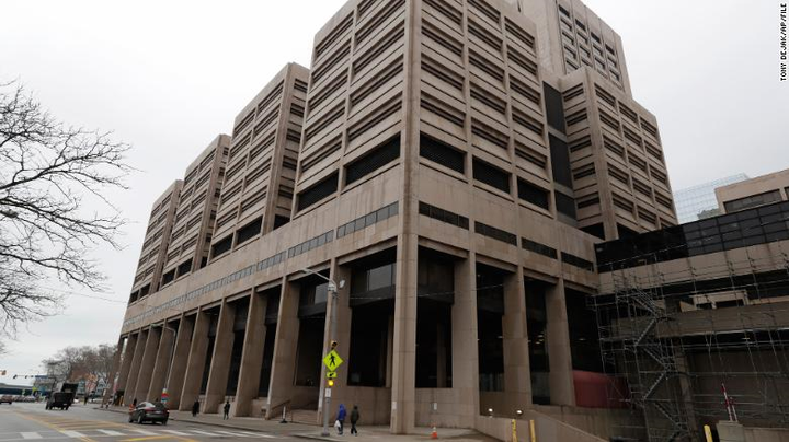 Covid-19: Nhà tù Mỹ thả bớt phạm nhân, cảnh sát hạn chế bắt giữ - 1