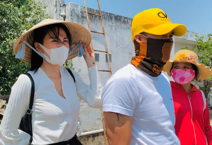 Thủy Tiên quyên góp hơn 9 tỷ đồng, tự đi khảo sát lắp máy lọc nước mặc trời nắng nóng - 1