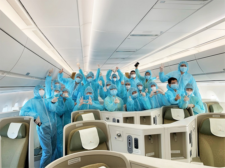 Bên trong các chuyến bay trở về từ tâm dịch châu Âu của Vietnam Airlines - 10