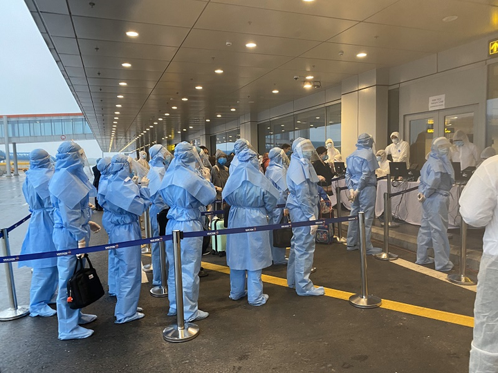 Bên trong các chuyến bay trở về từ tâm dịch châu Âu của Vietnam Airlines - 11