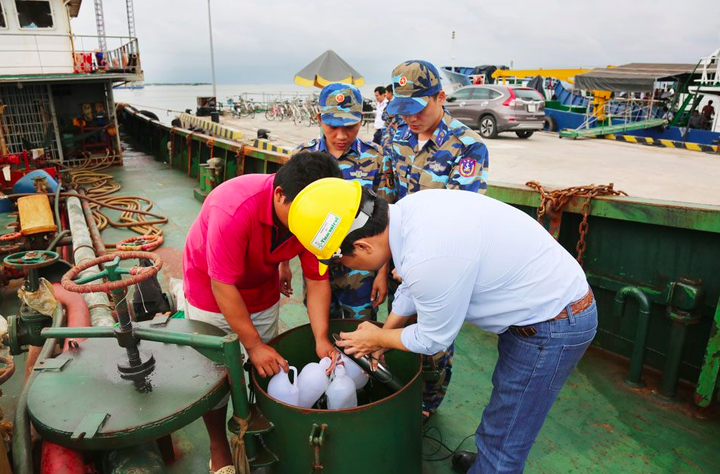 Bắt tạm giam thuyền trưởng buôn lậu 93.000 lít dầu - 1