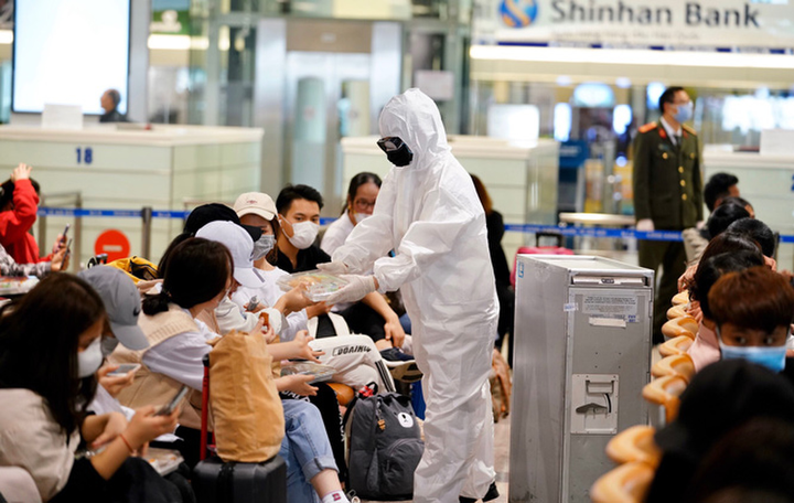 100 sinh viên Đại học Y Hà Nội tình nguyện đến sân bay Nội Bài chống dịch Covid-19 - 1