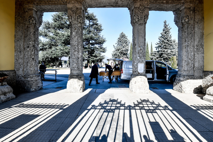 Italy thời Covid-19: Đóng cửa nghĩa trang, thi hài xếp hàng chờ hoả táng - 2