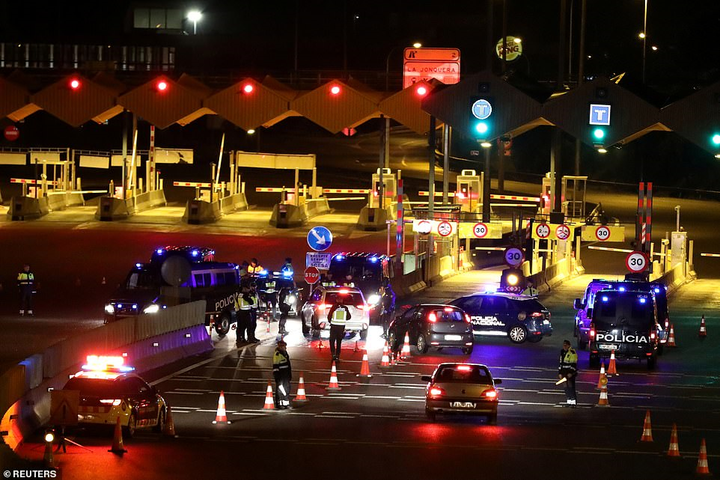 Ảnh: Pháp ngày đầu tiên phong tỏa chống dịch Covid-19 - 3