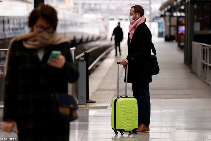 Ảnh: Pháp ngày đầu tiên phong tỏa chống dịch Covid-19 - 4