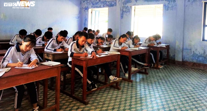 Từ 24/3, học sinh lớp 12 ở Quảng Ngãi sẽ ôn tập 3 môn qua truyền hình - 1