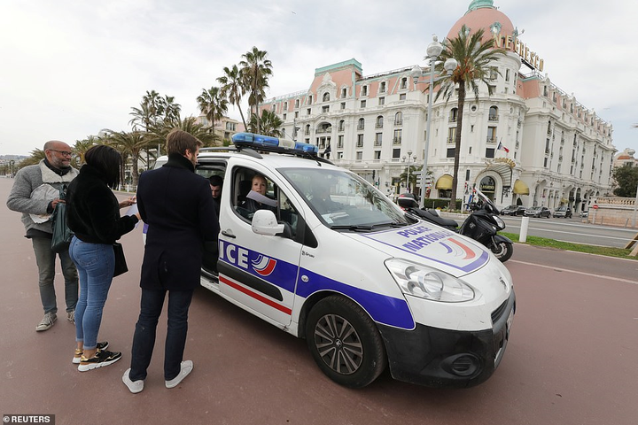 Ảnh: Pháp ngày đầu tiên phong tỏa chống dịch Covid-19 - 6