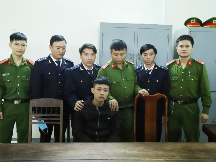 Dùng xe máy không biển số vận chuyển 6kg ma túy đá, hơn 3.000 viên ma túy tổng hợp - 1