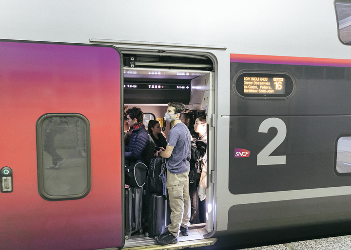 Paris hoa lệ hóa 'thành phố ma' sau ngày đầu phong tỏa vì dịch Covid-19 - 3