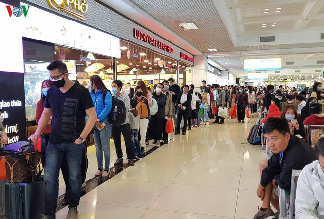 Gần 7.000 người Việt tại châu Âu, ASEAN ồ ạt hồi hương, sân bay quá tải - 1