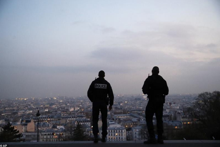 Paris hoa lệ hóa 'thành phố ma' sau ngày đầu phong tỏa vì dịch Covid-19 - 5