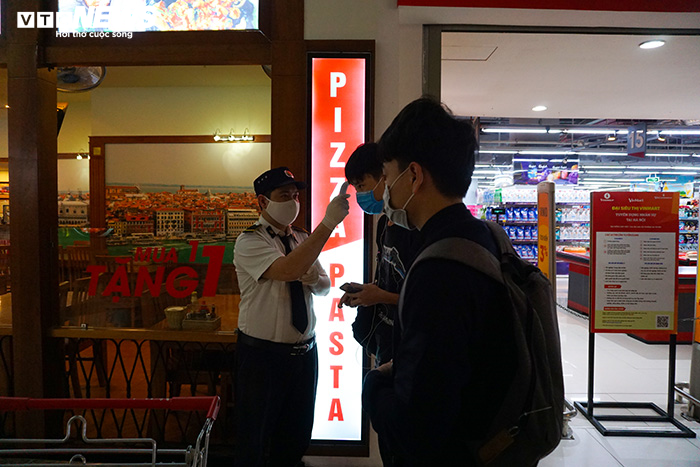 Siêu thị siết chặt quản lý, từ chối phục vụ khách không đeo khẩu trang - 6
