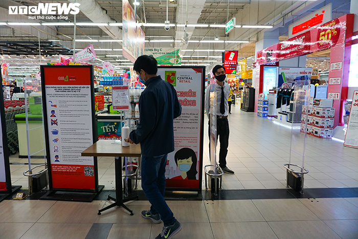 Siêu thị siết chặt quản lý, từ chối phục vụ khách không đeo khẩu trang - 1