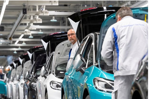 Hàng loạt 'ông lớn' ô tô châu Âu ngừng hoạt động, 14 triệu việc làm bị đe dọa - 2