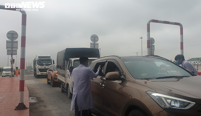 Người dân vào Quảng Ninh được kiểm tra thân nhiệt, khai báo y tế - 11