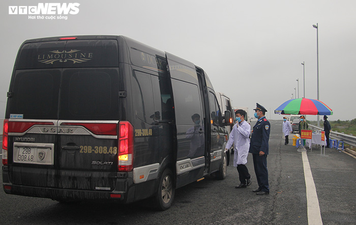 Người dân vào Quảng Ninh được kiểm tra thân nhiệt, khai báo y tế - 13