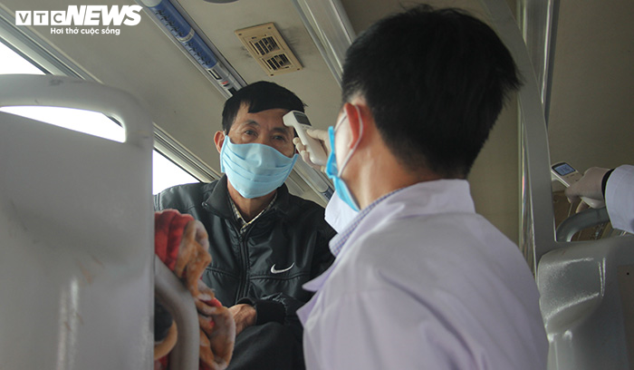 Người dân vào Quảng Ninh được kiểm tra thân nhiệt, khai báo y tế - 15